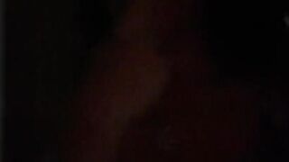 Cammina mostrando le tette e viene notata da un guardone