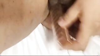 Mia moglie si masturba con la spazzola