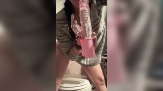 Si scopa nel bagno col vibratore