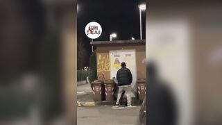 Coppia esibizionista scopa a Parma di fronte al Mc Donalds