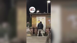 Coppia esibizionista scopa a Parma di fronte al Mc Donalds