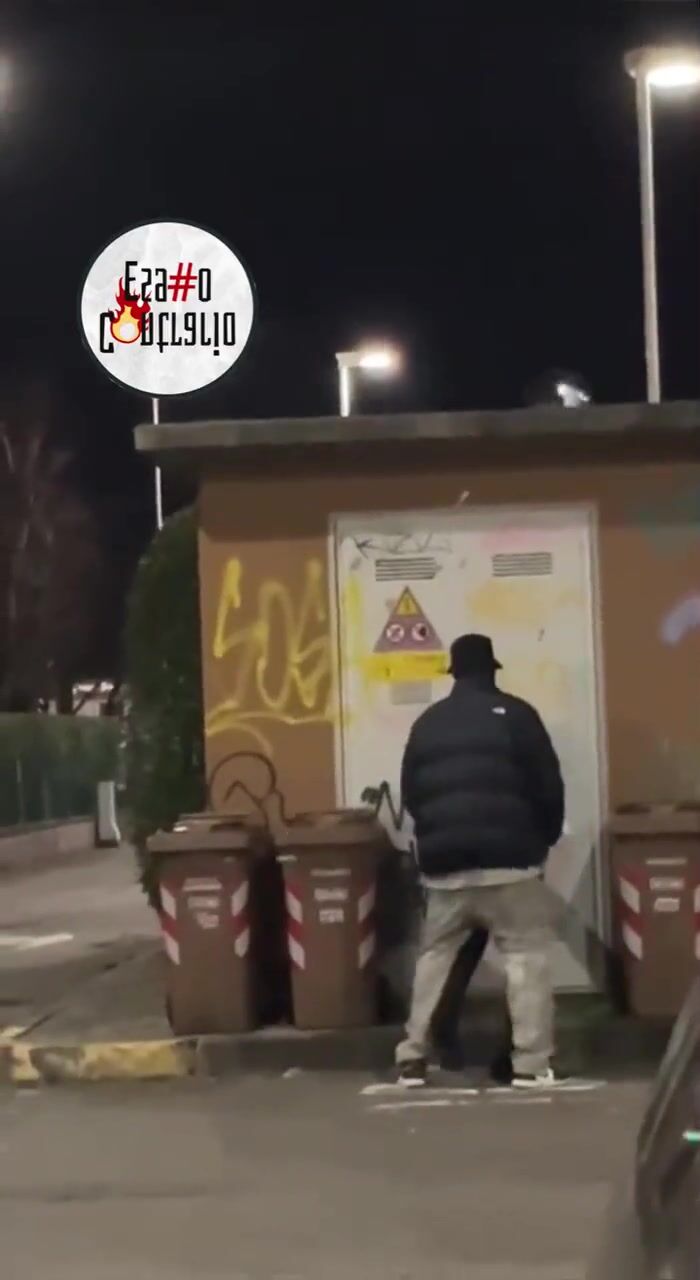 Coppia esibizionista scopa a Parma di fronte al Mc Donalds