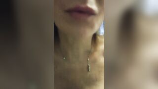 L'idraulico sborra in bocca alla pornostar italiana famosa