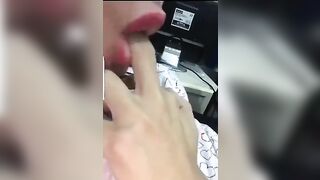 Porca napoletana si fa leccare la fica