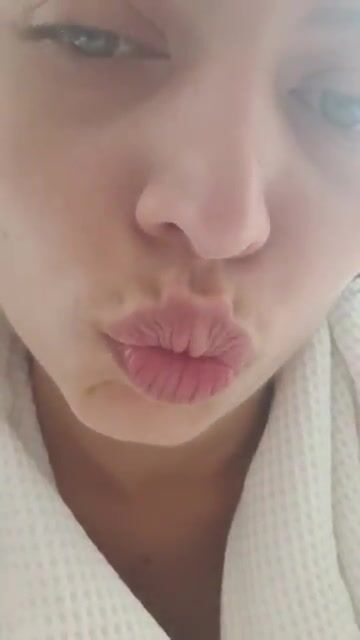 Morettina gnocca nuda sul letto