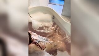 Ragazza italiana tatuata nella vasca Of