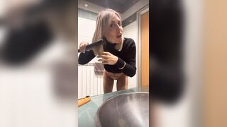 La Botto in live preparandosi in bagno e eccitando i suoi fans