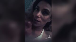 Fidanzata si fa riempire la faccia di sperma