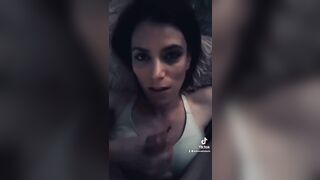 Fidanzata si fa riempire la faccia di sperma