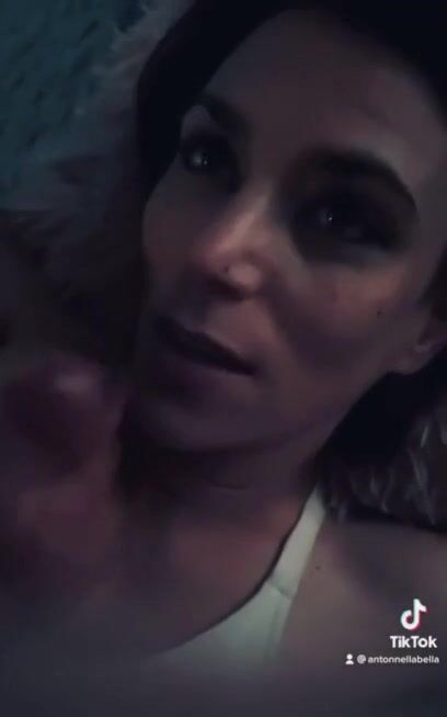 Fidanzata si fa riempire la faccia di sperma