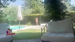 Spio coinquilina farsi la doccia in piscina e poi la scopo