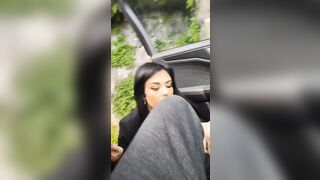 Le riempio la faccia di sborra in un parcheggio