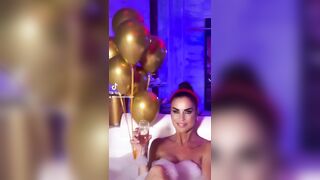 Antonella Mosetti champagna nella vasca