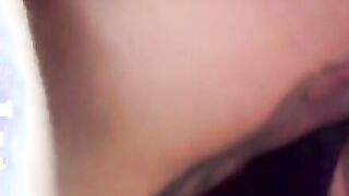 Ce l'ho in culo - Milf si masturba col dildo col fidanzato che la incula