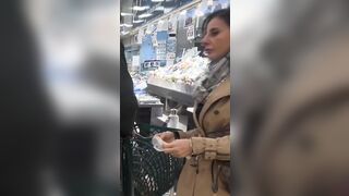 Chiara esibizionista in minigonna al supermercato