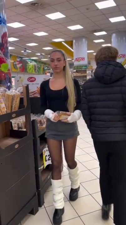 Chiara esibizionista in minigonna al supermercato