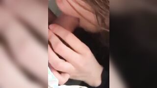 Giovane coppia fa sesso nel bagno dell'università