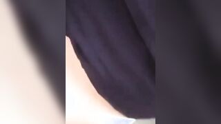 Giovane coppia fa sesso nel bagno dell'università