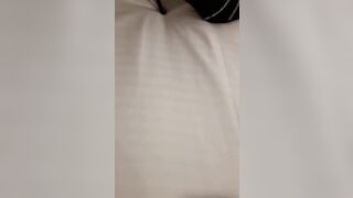 Moglie eccitata in tacchi e autoreggenti