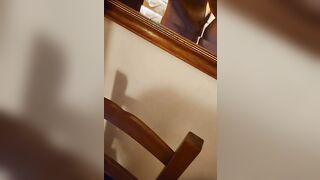 Mia moglie riprende col cellulare mentre la scopo