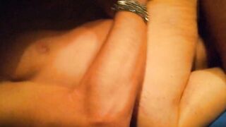 In mezzo a due cazzi in doppia penetrazione moglie cuckold