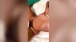 Si leva il perizoma e si masturba