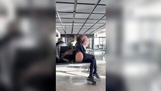 Bea esibizionismo in pubblico