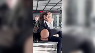 Bea esibizionismo in pubblico