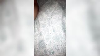 Mi sego sui piedi di mia moglie e li sborro