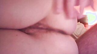 Masturbo mia moglie e le sborro sul culo