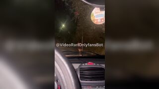 Le da un passaggio e lei ricambia succhiandogli il cazzo in auto