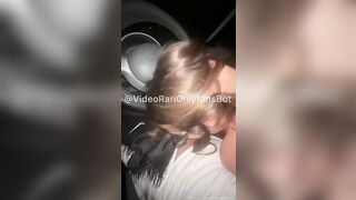 Le da un passaggio e lei ricambia succhiandogli il cazzo in auto