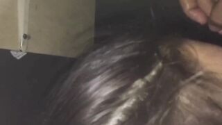 Che schifo - Lo succhia al fidanzato e si sputa sulle tette