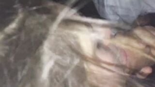 Che schifo - Lo succhia al fidanzato e si sputa sulle tette