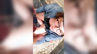 Pompino fidanzata con occhiali sborrata in bocca