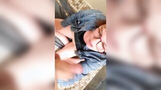 Pompino fidanzata con occhiali sborrata in bocca