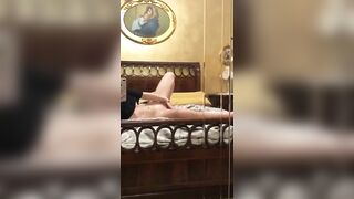 Mi masturbo nella camera dei miei nonni