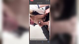 Lo succhia al suo tipo che le viene sulle tette