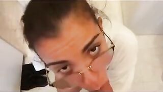 Pompino in bagno fidanzata con occhiali