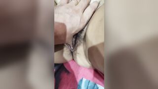 Gioco con la fica pelosa di mia moglie Paola