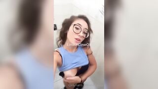 Studentessa esibizionista mostra culo in classe e si masturba in bagno OF