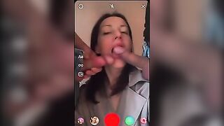 Sborrata in faccia da due cazzi in live