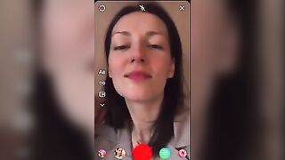 Sborrata in faccia da due cazzi in live