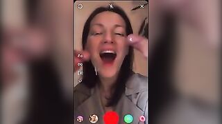 Sborrata in faccia da due cazzi in live