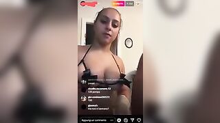 Teen italiana 18 enne con le tettone spompina il cazzo in live IG