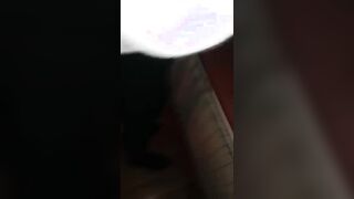 Riprende sotto la minigonna moglie in cucina