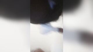 Riprende sotto la minigonna moglie in cucina