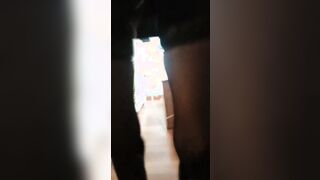 Riprende sotto la minigonna moglie in cucina