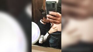 Bocchino in bagno fidanzata ripresa col cellulare