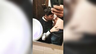 Bocchino in bagno fidanzata ripresa col cellulare